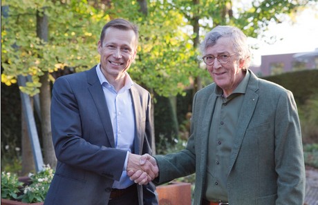 Vesa Tempakka and Mart van Buuren shaking hands Kekkilä-BVB