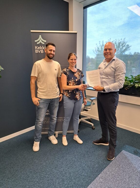 Sabrina Lampert Frederik Schulte and Guido Linders holding a contract